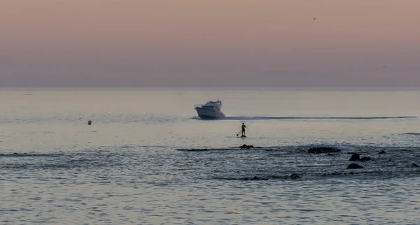 Man Practices Paddle Surf Mediterranean Next Pleasure Boat — Stock Photo, Image