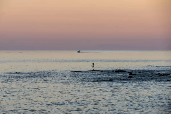 Man Beoefent Paddle Surf Middellandse Zee Naast Een Plezierboot — Stockfoto