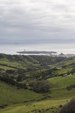 Tarifa şehrinde, Endülüs 'te yeşil vadi bulutlarıyla kaplı bir manzara.