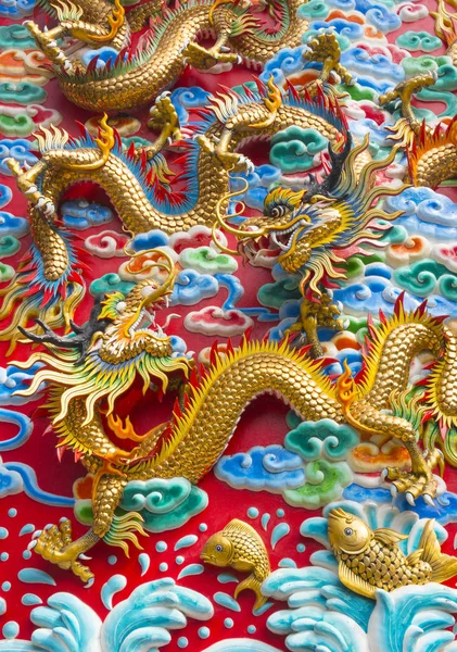 The golden dragon statue on wall at chinese temple — Stock Photo, Image