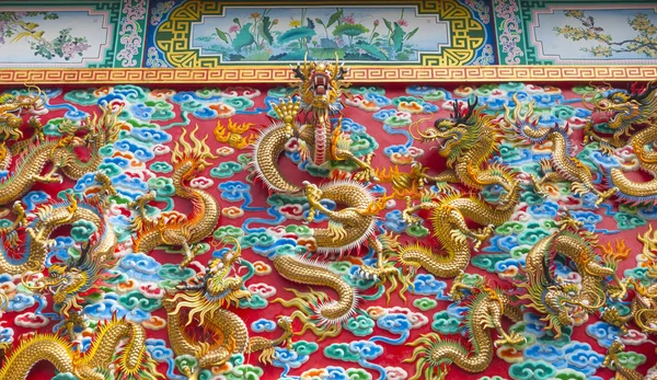 The golden dragon statue on wall — Stock Photo, Image