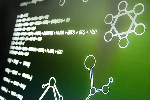 Ecuación química en la tabla verde foto de fondo tomada desde la perspectiva — Foto de Stock