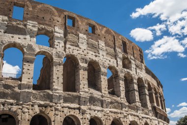 Roma'daki Colosseum görünümüyle mavi gökyüzü İtalya, Europe.