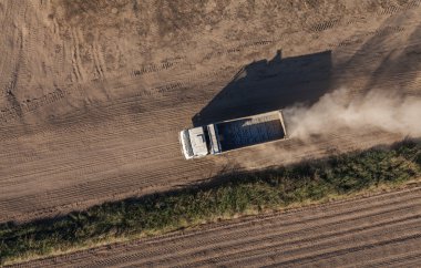 yol kamyon inşaat sitesinde