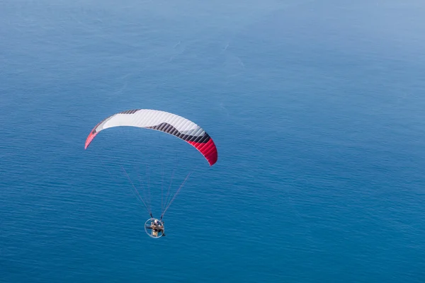 Paraglider over Greece coast — Stock Photo, Image