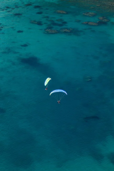 Paragliders over Greece coast — Stock Photo, Image