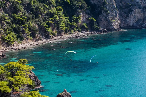 Parapentes sobre la costa de Grecia — Foto de Stock