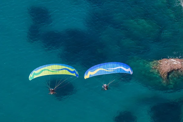 Paragliders over Greece coast — Stock Photo, Image