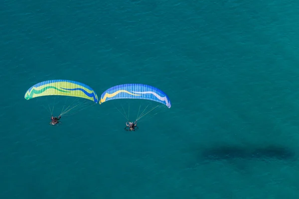 Paragliders over Greece coast — Stock Photo, Image