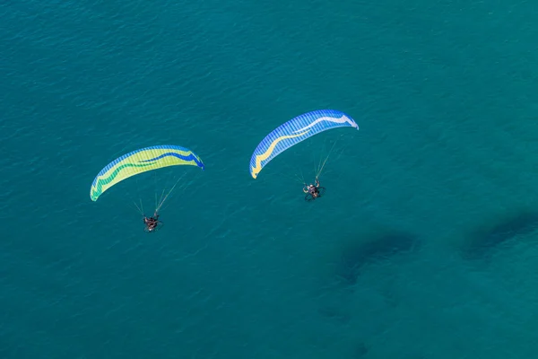 Paragliders over Greece coast — Stock Photo, Image
