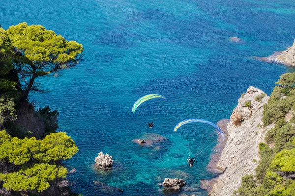 Paragliders over Griekenland kust — Stockfoto