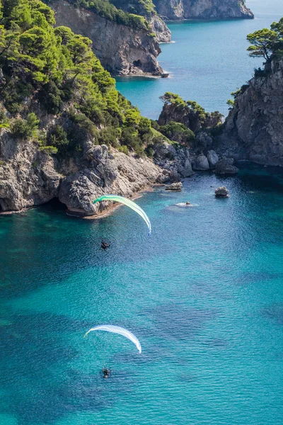 Parapentes sobre la costa de Grecia — Foto de Stock