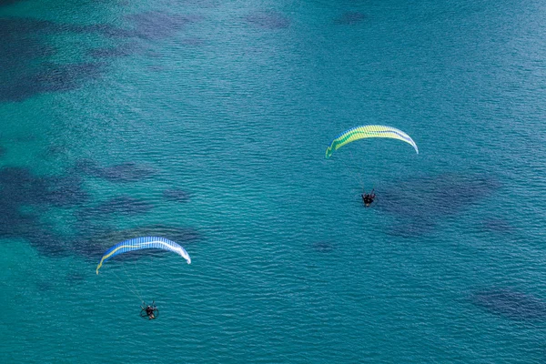 Paragliders over Greece coast — Stock Photo, Image