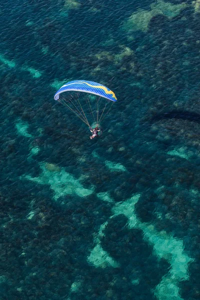 Paraglider over Greece coast — Stock Photo, Image