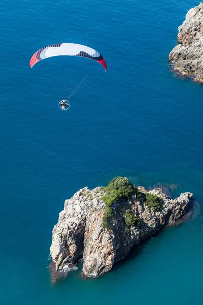 Paraglider over Greece coast — Stock Photo, Image