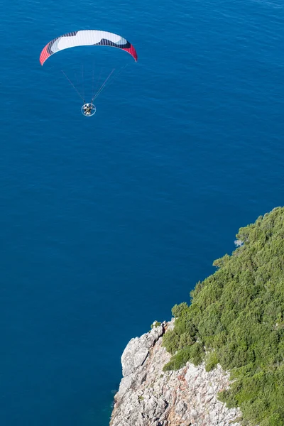 Paraglider over Greece coast — Stock Photo, Image