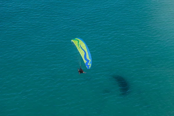 Paraglider over Greece coast — Stock Photo, Image