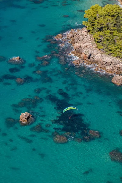 Parapente sobre la costa de Grecia — Foto de Stock