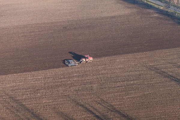 Luftaufnahme eines Traktors auf Erntefeldern — Stockfoto