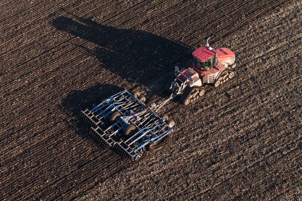 Повітряний вид трактора на полях збору врожаю — стокове фото