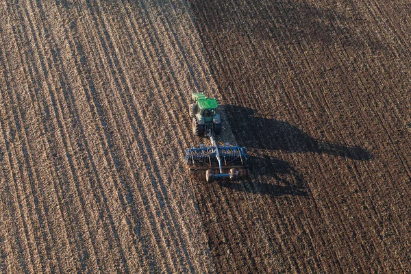 Traktörün hasat alanlardaki havadan görünümü — Stok fotoğraf