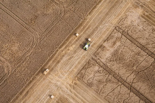 Luchtfoto van de trekker in de velden van de oogst — Stockfoto