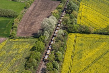 Trenin tren yolda havadan görünümü