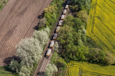 Trenin tren yolda havadan görünümü