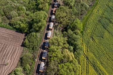 Trenin tren yolda havadan görünümü