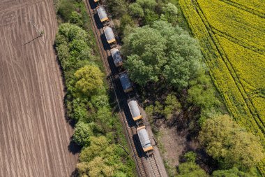 Trenin tren yolda havadan görünümü