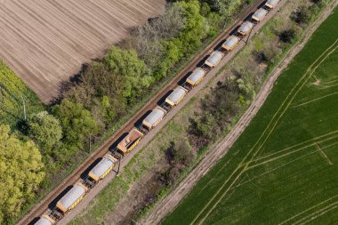 Trenin tren yolda havadan görünümü