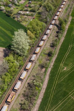 Trenin tren yolda havadan görünümü