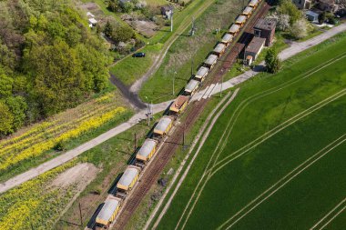 Trenin tren yolda havadan görünümü