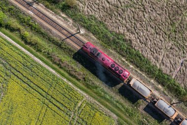 Trenin tren yolda havadan görünümü