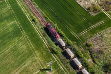 Trenin tren yolda havadan görünümü