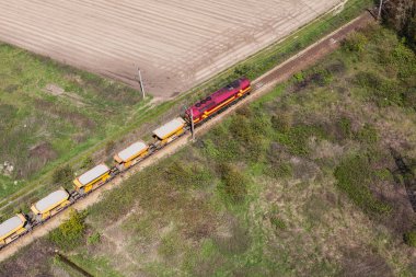 Trenin tren yolda havadan görünümü