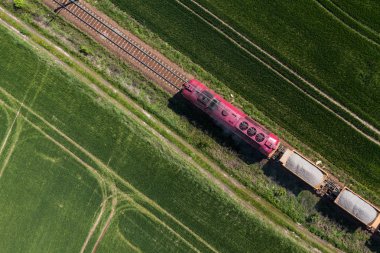Trenin tren yolda havadan görünümü