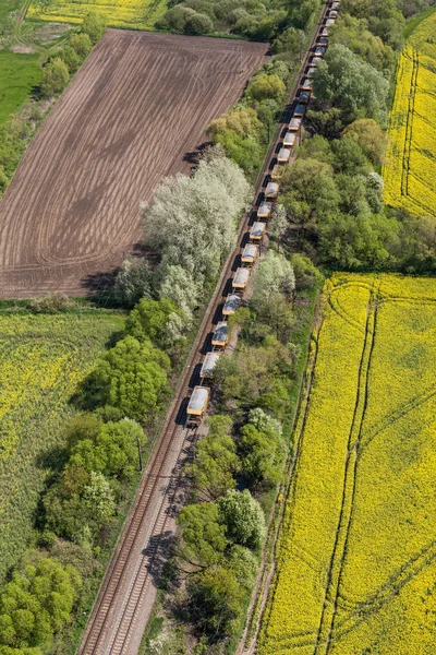 Вид с воздуха на поезд по железнодорожному пути — стоковое фото