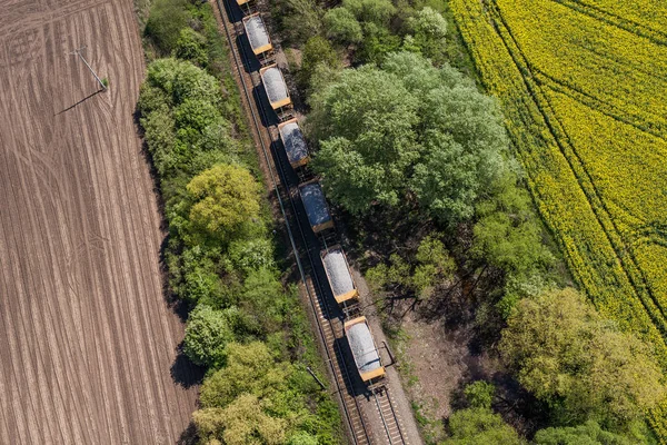 Trenin tren yolda havadan görünümü