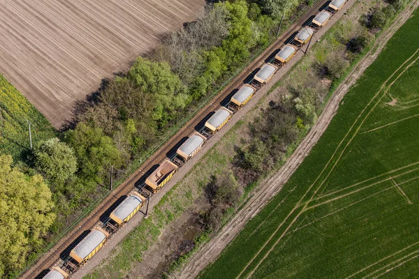 Trenin tren yolda havadan görünümü