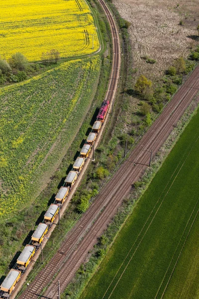 Widok z lotu ptaka pociągu na torach kolejowych — Zdjęcie stockowe