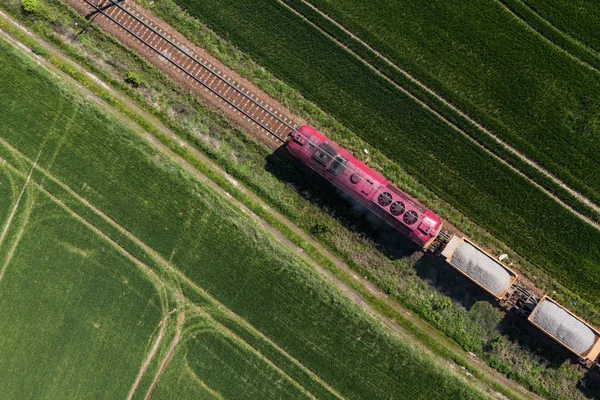 Trenin tren yolda havadan görünümü — Stok fotoğraf