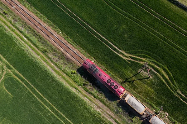 Trenin tren yolda havadan görünümü — Stok fotoğraf