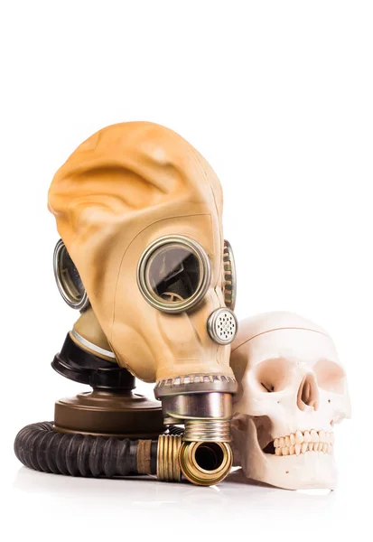 Gaz maskesi ve insan kürek — Stok fotoğraf