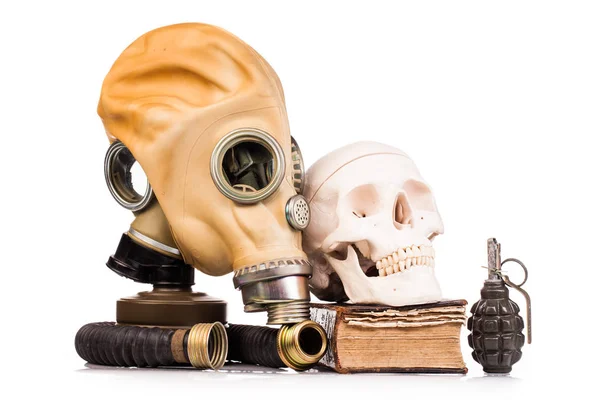 Gasmaske und menschlicher Schädel — Stockfoto