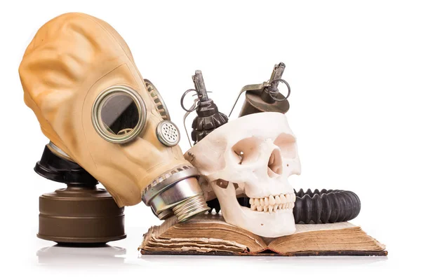 Gasmaske und menschlicher Schädel — Stockfoto