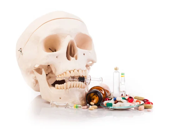 Scull and drugs on table — Stock Photo, Image