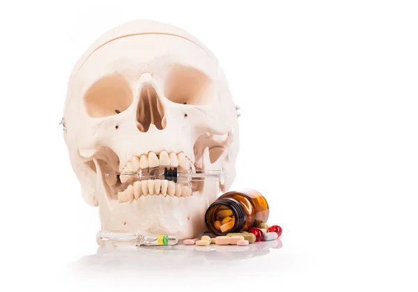 Scull and drugs on table — Stock Photo, Image