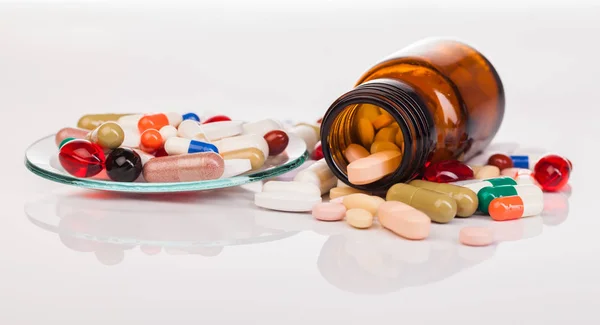 Лекарства и лекарства на столе — стоковое фото