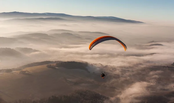 Woman paramotor flying over the clouds — Stock Photo, Image